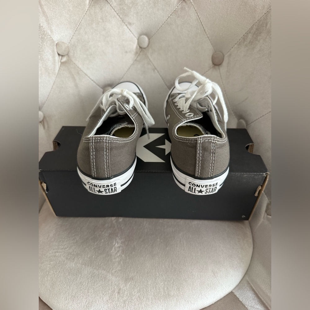 Classic Converse Size 7 Women - Picture 4 of 6